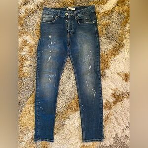 Zara’s two-tone dark blue pants. The pants are skinny relaxed.